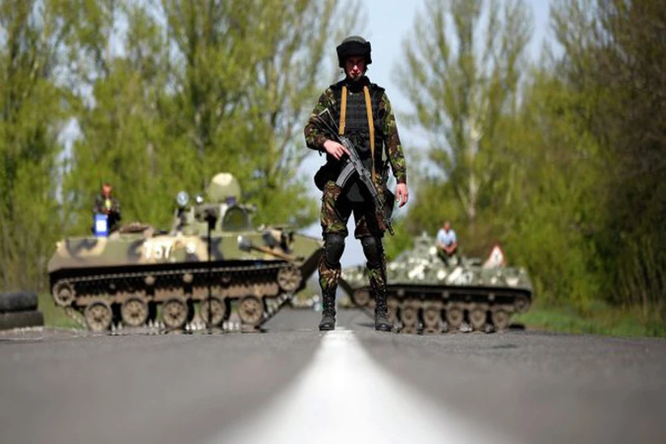 Украинские силовики окружают Луганск.