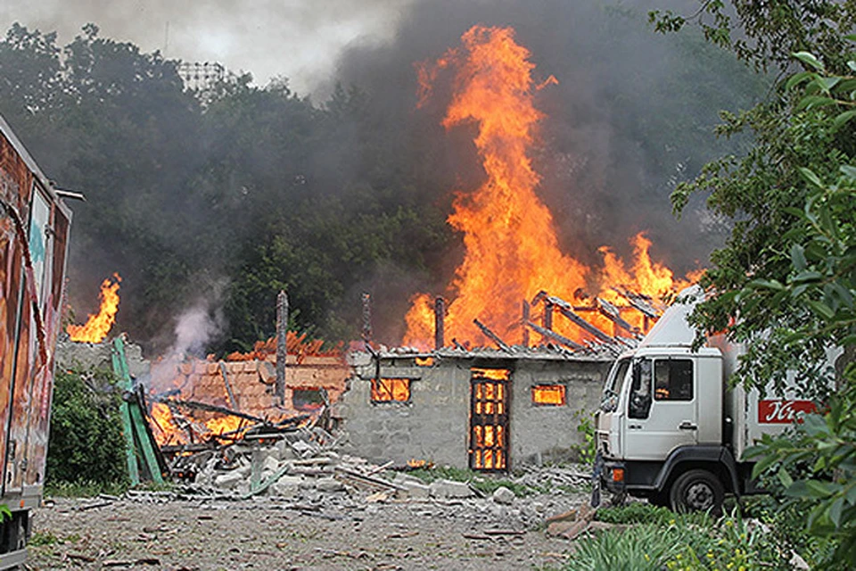 Заводы в Луганске работают, пока не разбомбят
