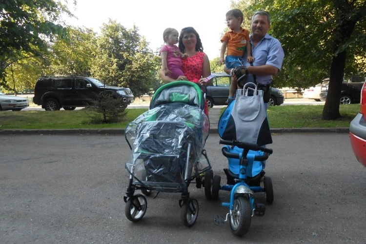 Беженцы в Калининграде: Двухлетний Артем подарил малышке из Донецкой области велосипед и коляску