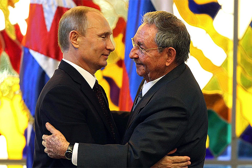 Объятия российского президента и Рауля Кастро во время визита Путина на Остров свободы.