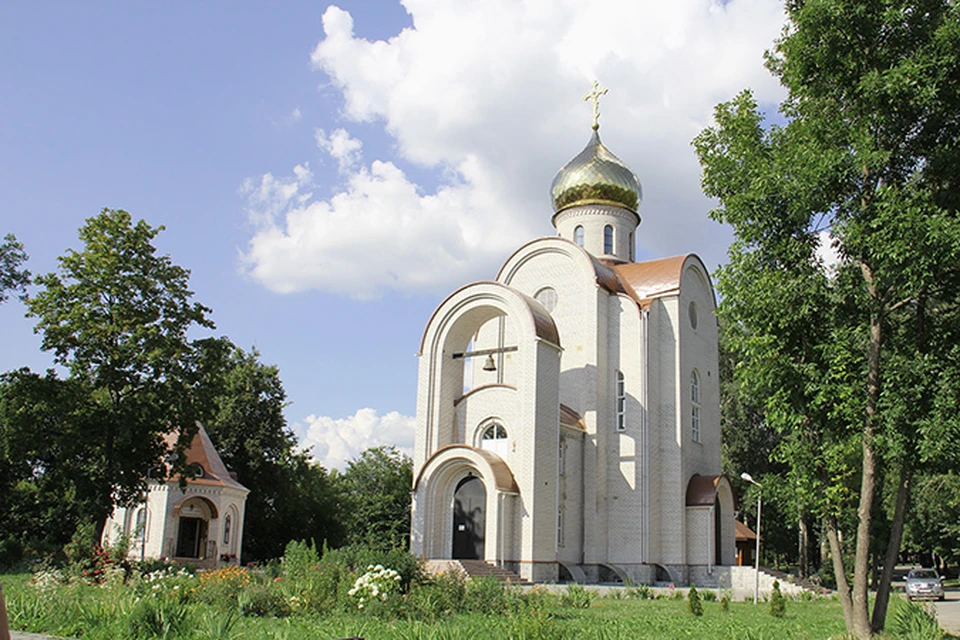 Раньше в парке Горького были аттракционы и летний театр, теперь здесь стоит православный храм и идут раскопки.