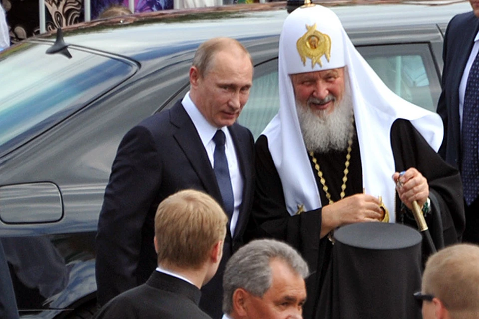 Прибывший на торжества Владимир Путин первым делом напомнил со сцены ключевые слова святого: "Единением и любовью спасемся"