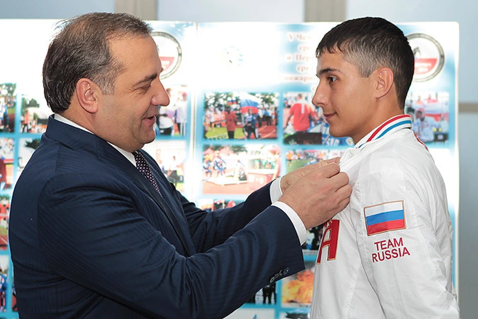 Владимир Пучков наградил молодежную сборную, выигравшую чемпионат по пожарно-спасательному спорту
