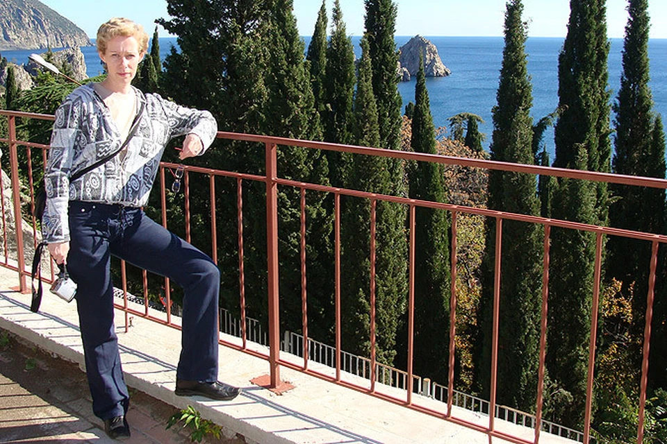 Читатель "КП" Ирина Бонина на фоне крымских красот