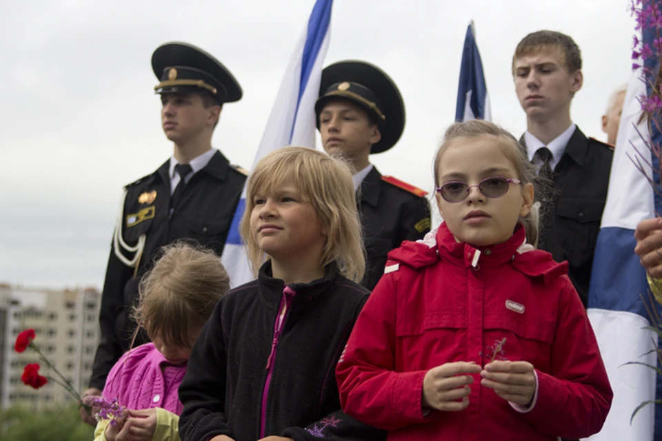 Многие из тех, кто пришел почтить память "Курска", родились уже после трагедии.