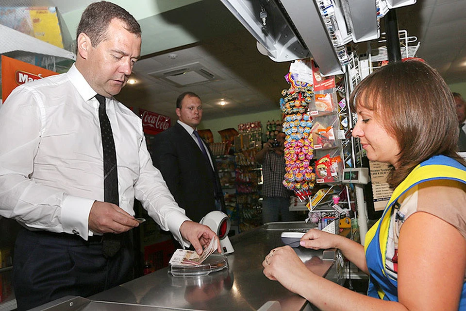 22 августа 2014. Председатель правительства РФ Дмитрий Медведев во время посещения одного из сельских магазинов в Курской области.
