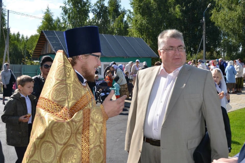 Сергей Якушев с настоятелем храма Ярослава Мудрого отцом Алексием на освещении места закладки храмового комплекса.