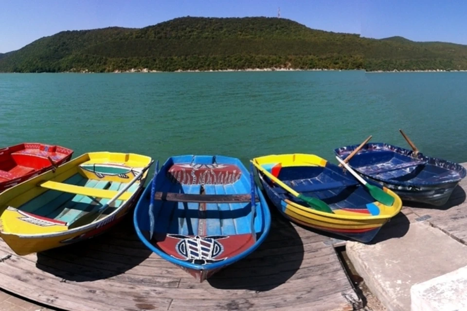 По озеру можно покататься на весельных лодках и катамаранах