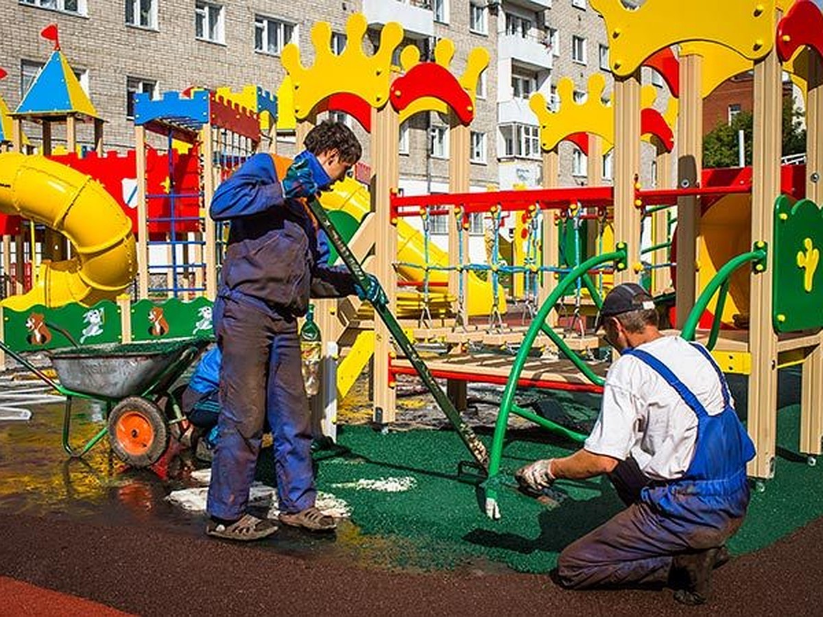 Вместе с обновленной Валиханова омичам подарили детские площадки и парковки  - KP.RU