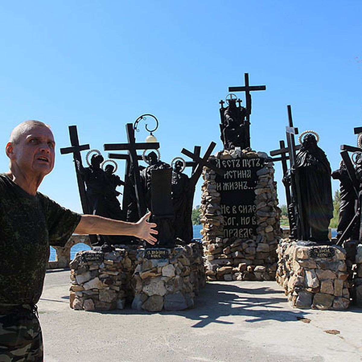 Хозяин волгоградской турбазы поставил на колени перед Иисусом Ленина,  Сталина и Ельцина - KP.RU