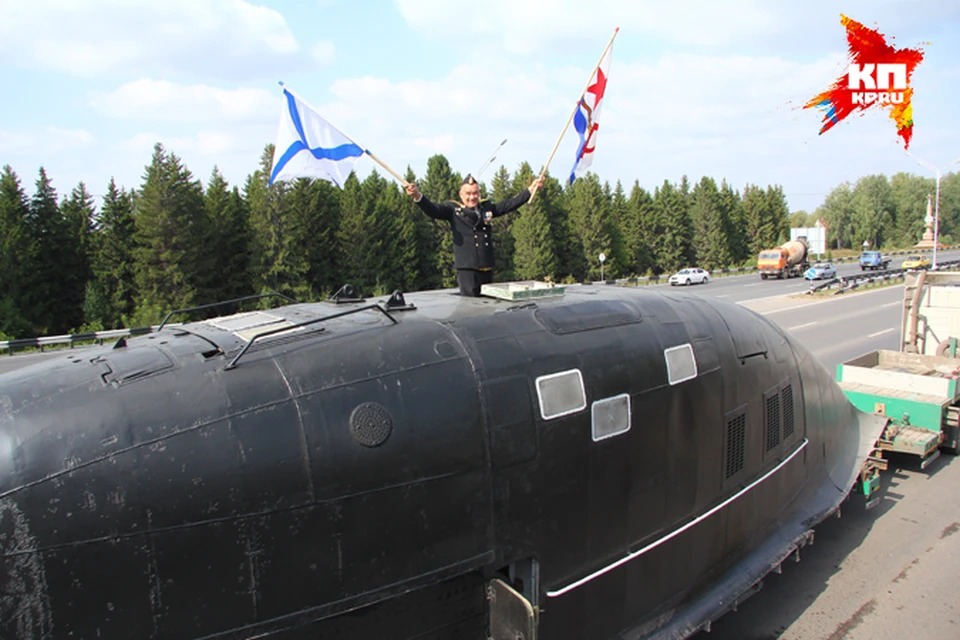 На въезде в Уфу рубку К-306 встречали башкирские подводники.