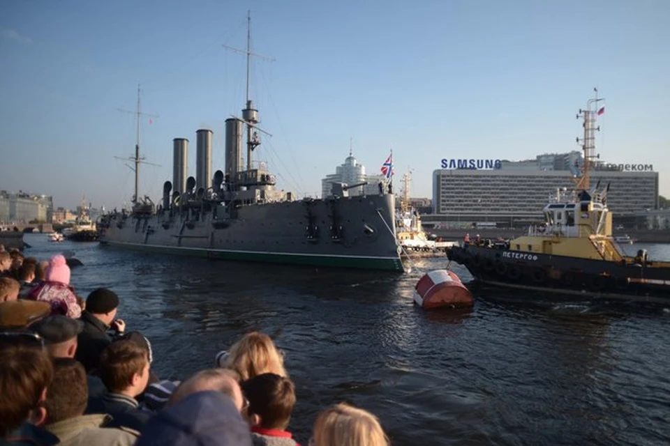 Корабль провожали тысячи петербуржцев