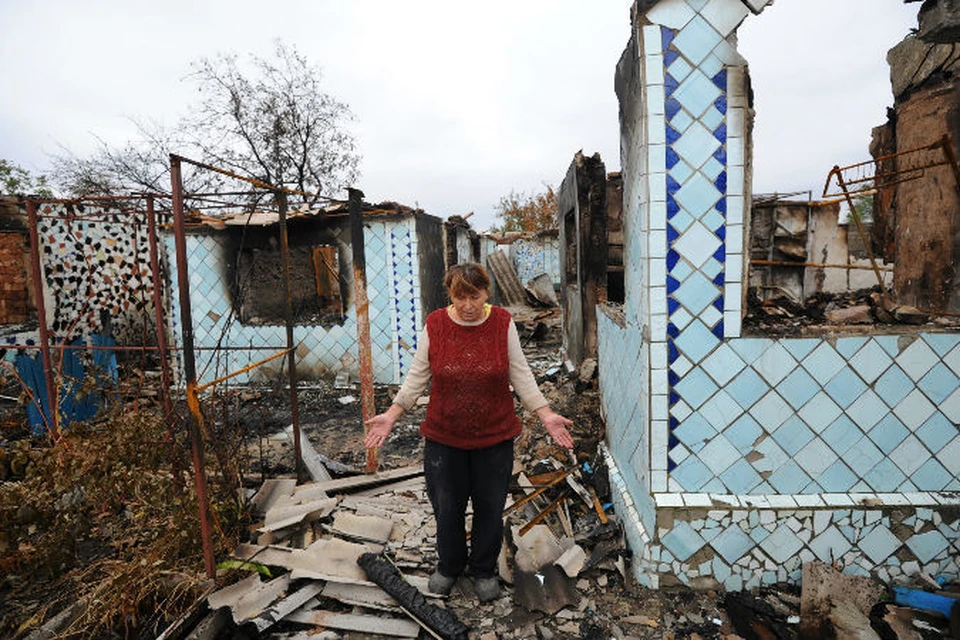 Донецкий поселок Коммунар разгребает завалы и потихоньку приходит в себя