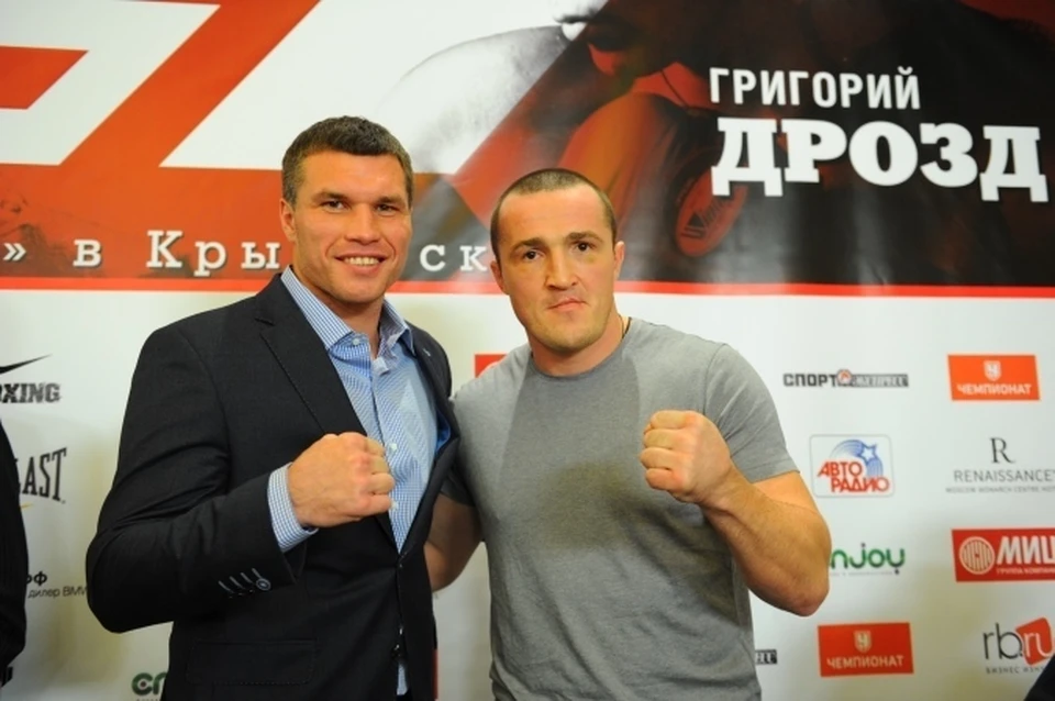 Денис Лебедев (справа) выиграл звание чемпиона мира по боксу.