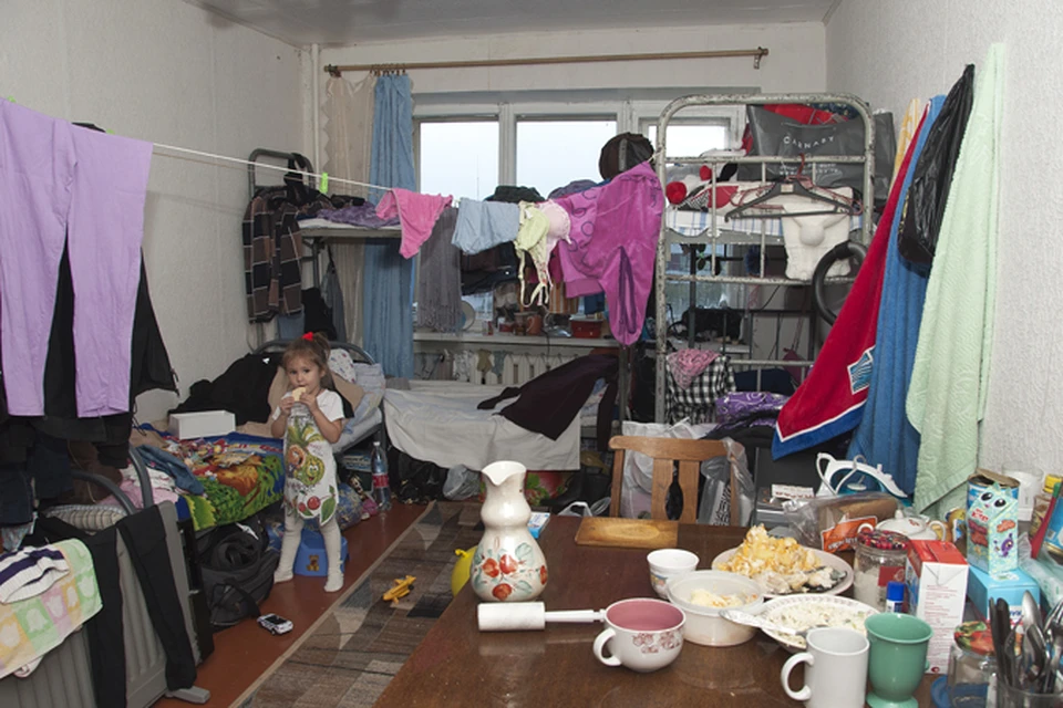 В некоторых ПВР беженцы живут по 8 человек в комнате, 
а спят на двухъярусных металлических кроватях.