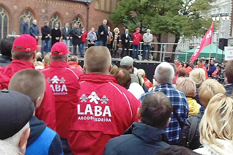 Выступившие на митинге напомнили о целой череде «странных» решений и сделок латвийского правительства на протяжении всего периода после восстановления в Латвии независимости.  <br>Фото:  «КП» - Балтия»