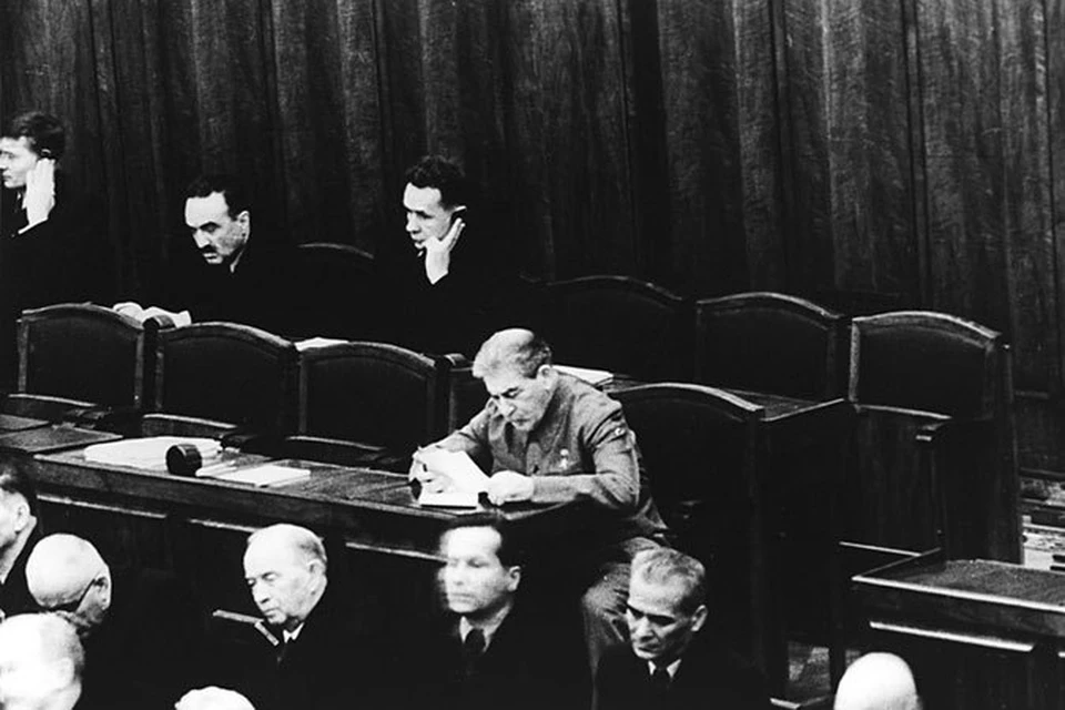 Иосиф Виссарионович Сталин в президиуме XIX съезда ВКП(б).
