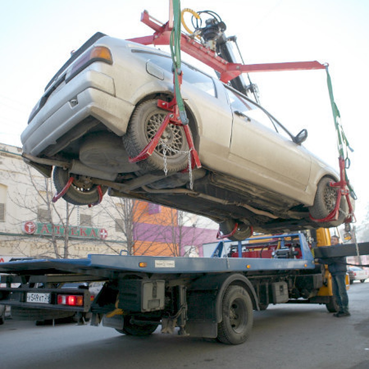 В Москве еще один водитель заблокировался в авто на эвакуаторе - KP.RU