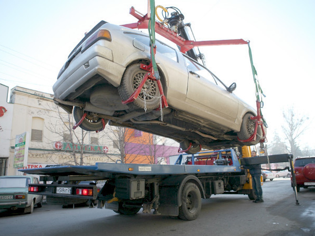 В Москве еще один водитель заблокировался в авто на эвакуаторе - KP.RU