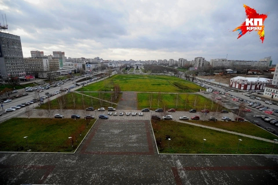 С высоты эспланада похожа на зеленый аэродром в центре города.