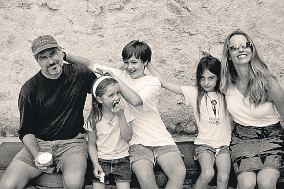 Семейство Джобс (слева направо): сам Стив, младшая - Ева, сын Рид, cредняя дочь Эрин и внебрачная - Лиза. Репродукция из книги Уолтера Айзексона «Стив Джобс»