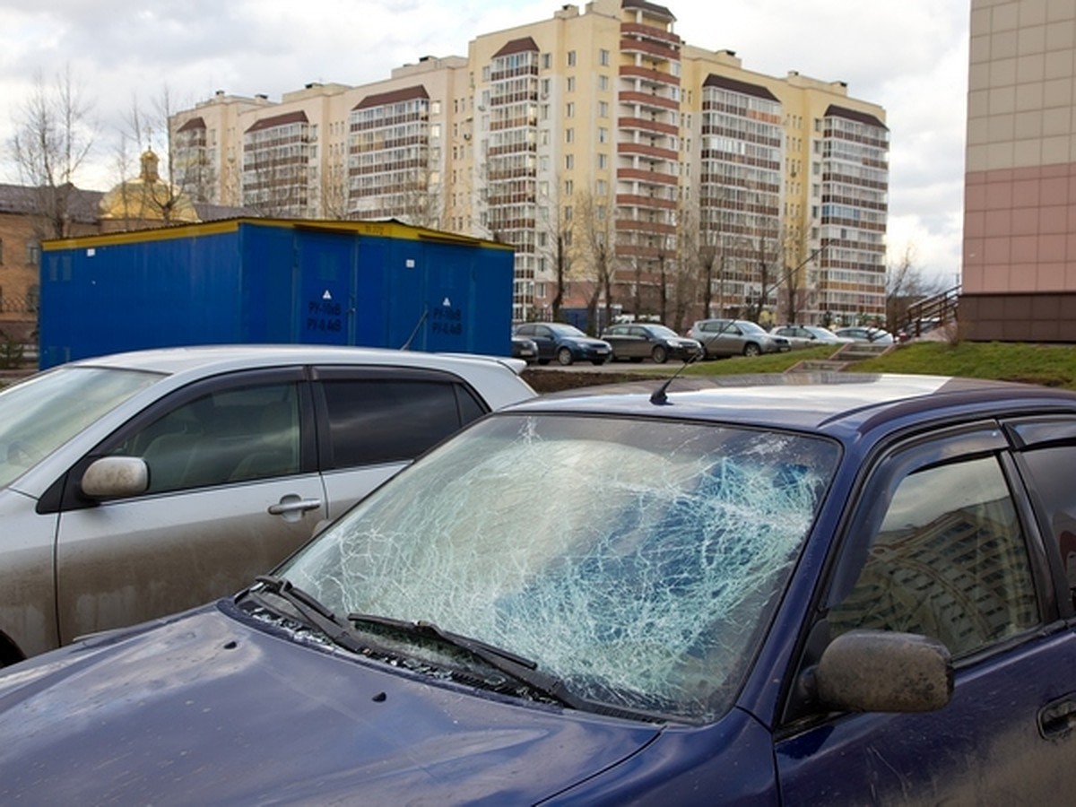 В Кемерове из-за сильного ветра рама вылетела из окна и разбила машину -  KP.RU