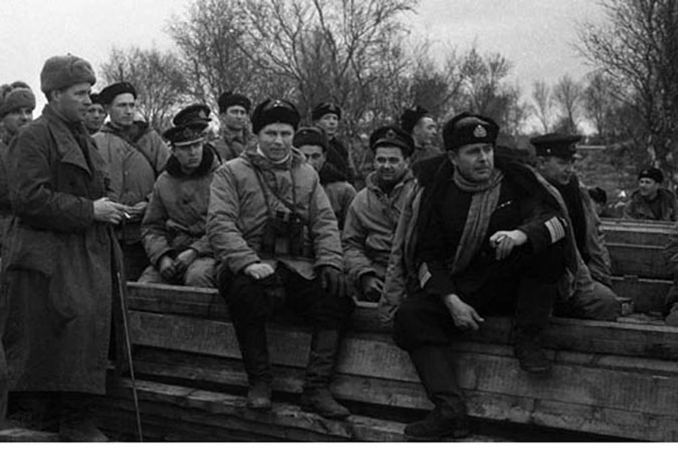 Солдаты Карельского фронта и моряки-североморцы освободили Печенгу и Никель. Теперь им предстояло освободить Киркенес. На снимке: В освобожденной Печенге. Справа на переднем плане командующий Северным флотом адмирал Арсений Головко. Фото с сайта http://myfront.in.ua/public/Dates/SEPTEMBER/25september.jpg