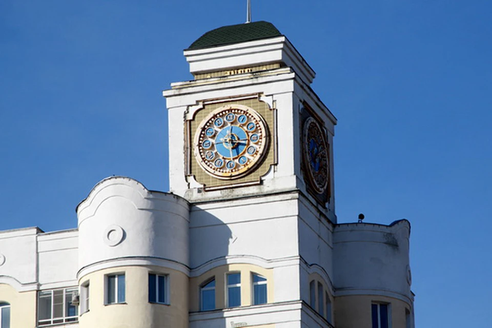 До 3 часов была в городе. Брянск площадь Партизан дом с часами. Центр Мариуполя дом с часами. Городские часы. Часы в городе.