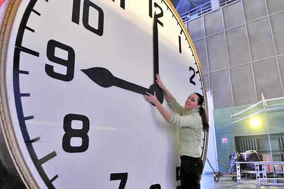 Что делать час назад. Стрелки часов из Москвы в Самару. Как можно увидеть будущее на час вперед. Человек переводит стрелки часов. Почему в Саратове время на час вперед.