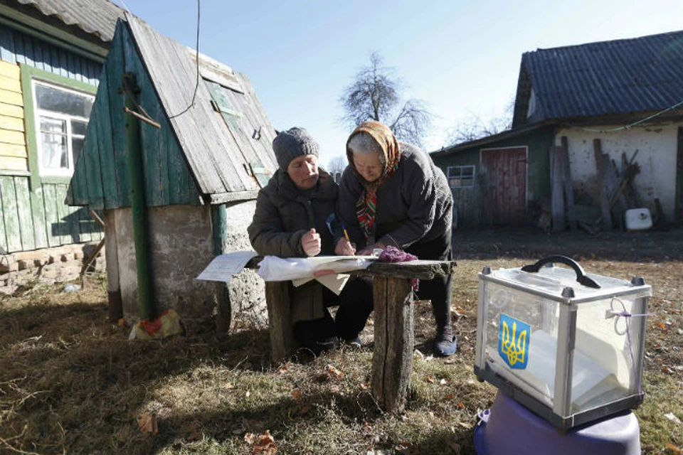 По данным ЦИК Украины, на момент закрытия избирательных участков лишь 40,77 процента избирателей приняли участие в парламентских выборах.