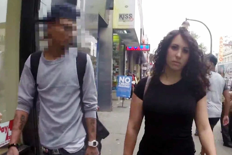 На видео самая обычная девушка, даже без глубокого декольте, просто идет по улицам Нью-Йорка и фиксирует на скрытую камеру все приставания проходящих мимо мужчин