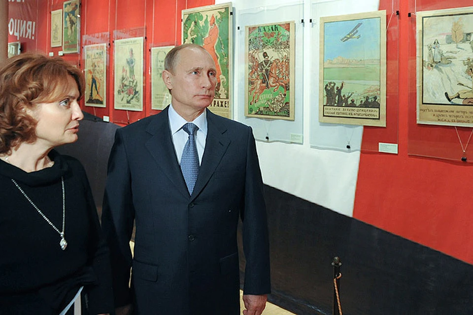 Владимир Путин посетил выставку плакатов Гражданской войны «Брат на брата»