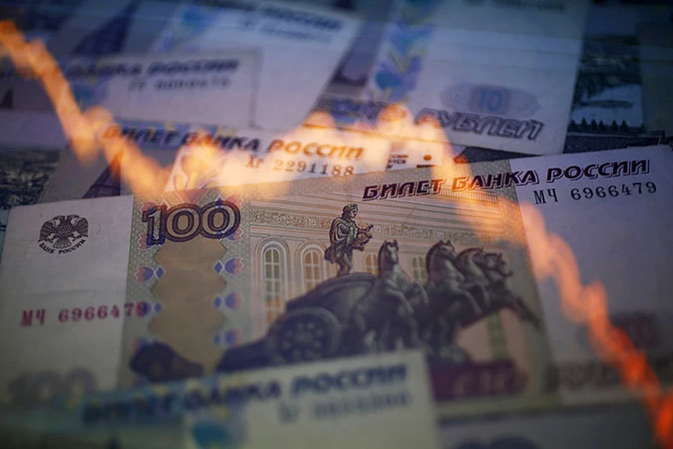 Торги на Московской бирже открылись снижением российской валюты