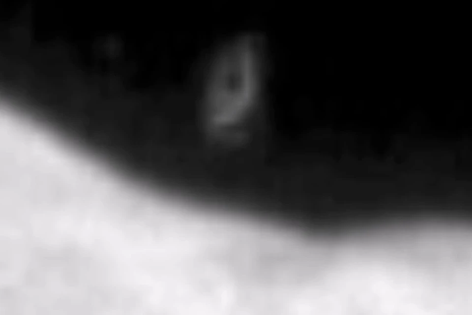 Ученые обнаружили на снимках космического корабля «Аполлон-12», который находился на Луне, неопознанный летающий объект