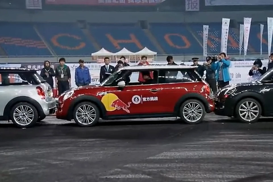 Китайский дрифтер Хан Ю умудрился «воткнуть» MINI Cooper в расстояние, лишь на 8 см превышающее длину самой машины. Фото Guinness World Records.