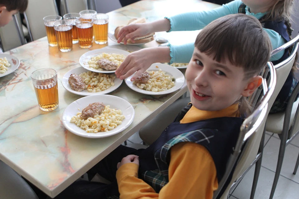 Еда должна быть свежей, вкусной и приготовленной из «наших» продуктов! Фото: Пресс-служба губернатора Челябинской области
