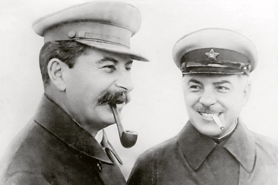 Ворошилов (справа) ненавидел курящих, но в присутствии Сталина и сам дымил.