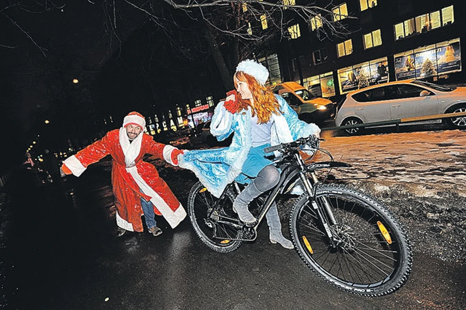 Дед мороз к нам едет на велосипеде. Санта Клаус на велосипеде. Вело дед Мороз. Дед Мороз на велосипеде. Снегурка на велосипеде.