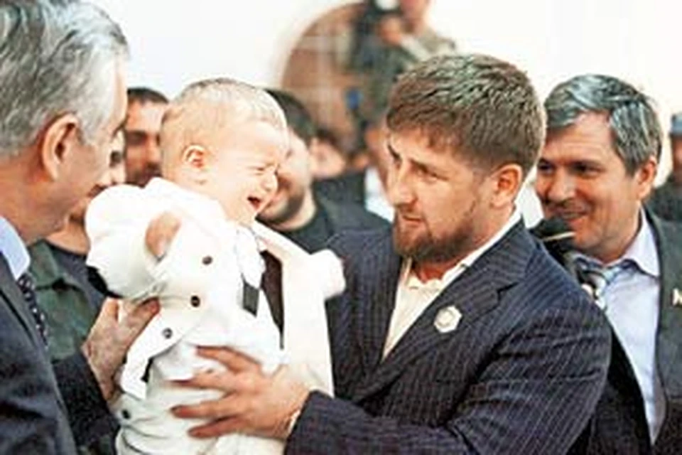 Рамзан Кадыров с одним из своих младших сыновей, Ахматом.