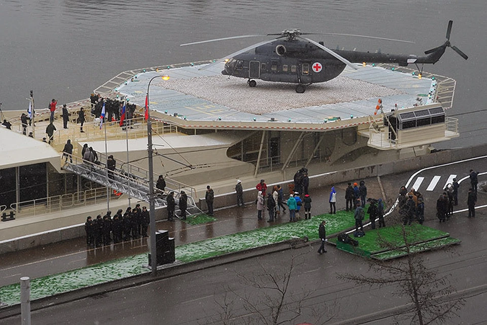На Фрунзенской набережной появился "причальный комплекс с вертолетной площадкой" для нужд Минобороны.