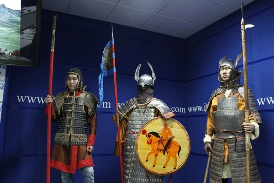 Вместо одного шлема сибирские ученые решили отправить президенту полный комплект защитного вооружения древнетюркского воина. Фото: Елена КОСТЯШКИНА