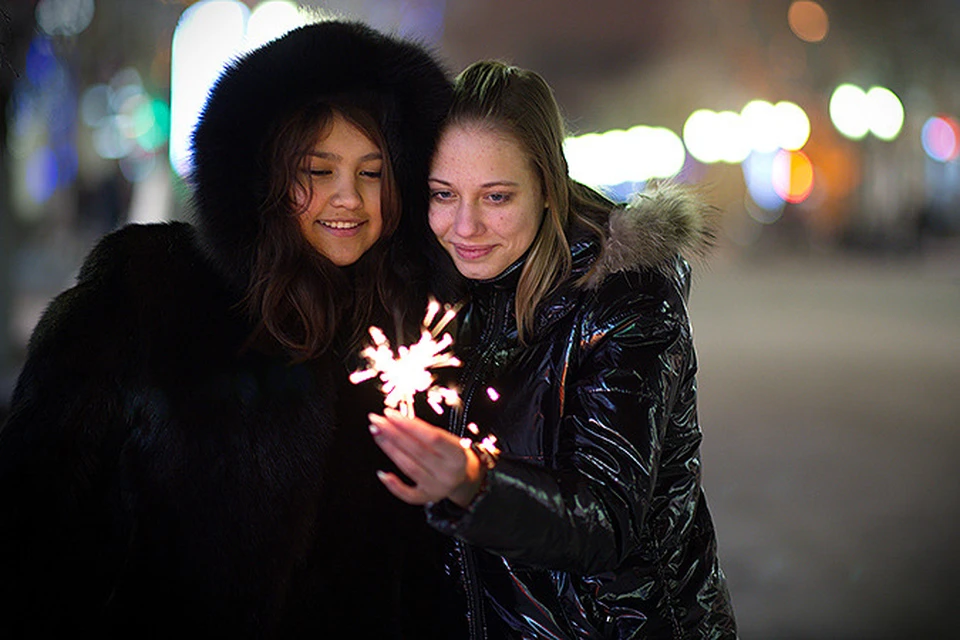 В новогоднюю ночь загадай на любовь слушать. Фото с бенгальскими огнями зимой у гума.