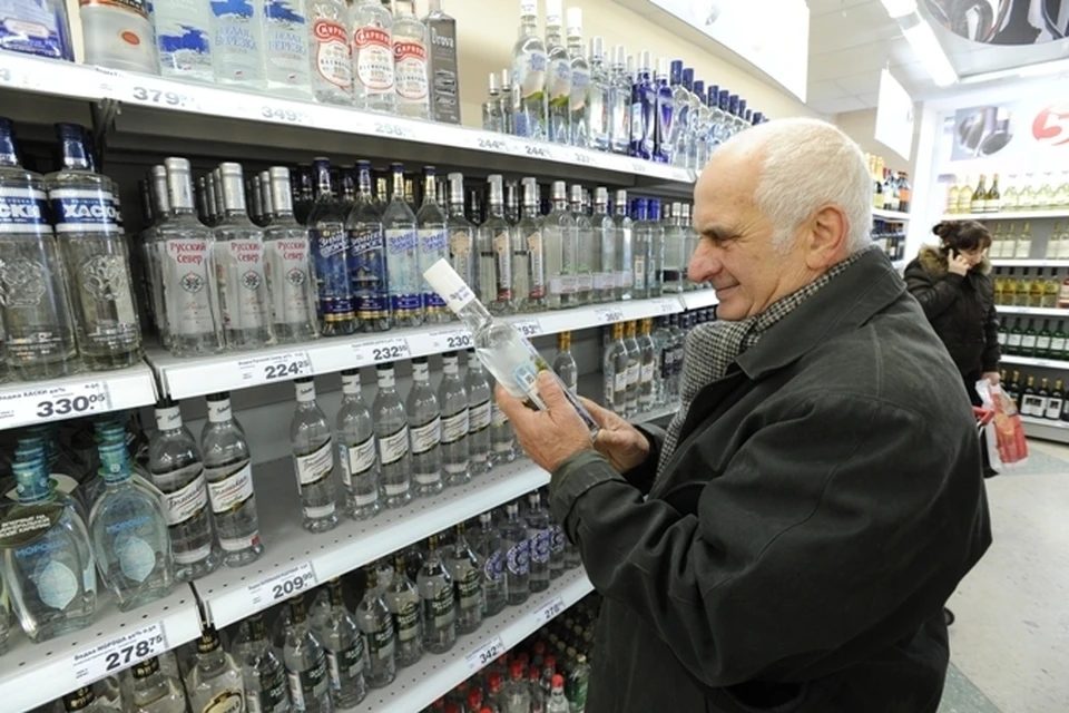 Впервые в Новом году минимальную цену на «поллитру» решено не повысить, а снизить