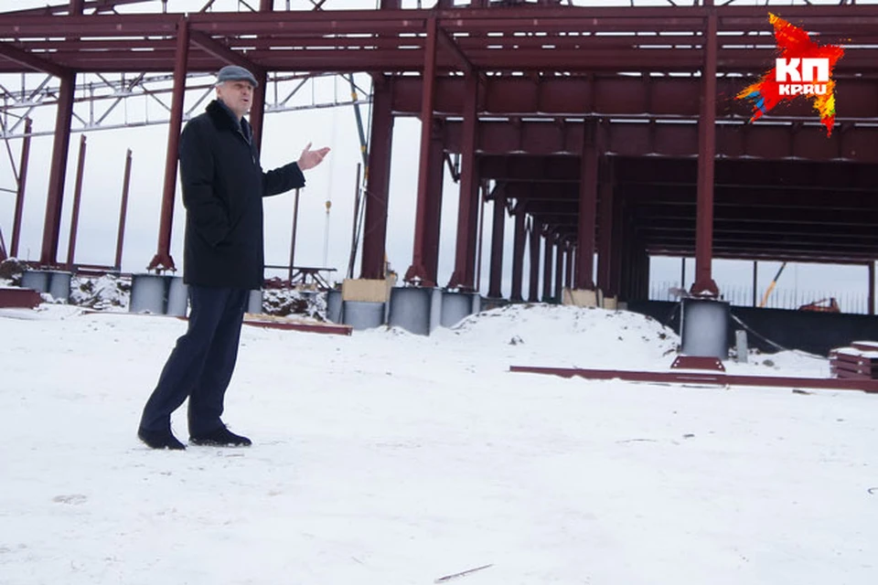 Мэр Нижнего Тагила Сергей Носов во время осмотра строительства физкультурно-оздоровительного комплекса