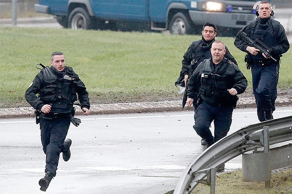 Французские полицейские заблокировали террористов, подозреваемых в нападении на редакцию журнала.