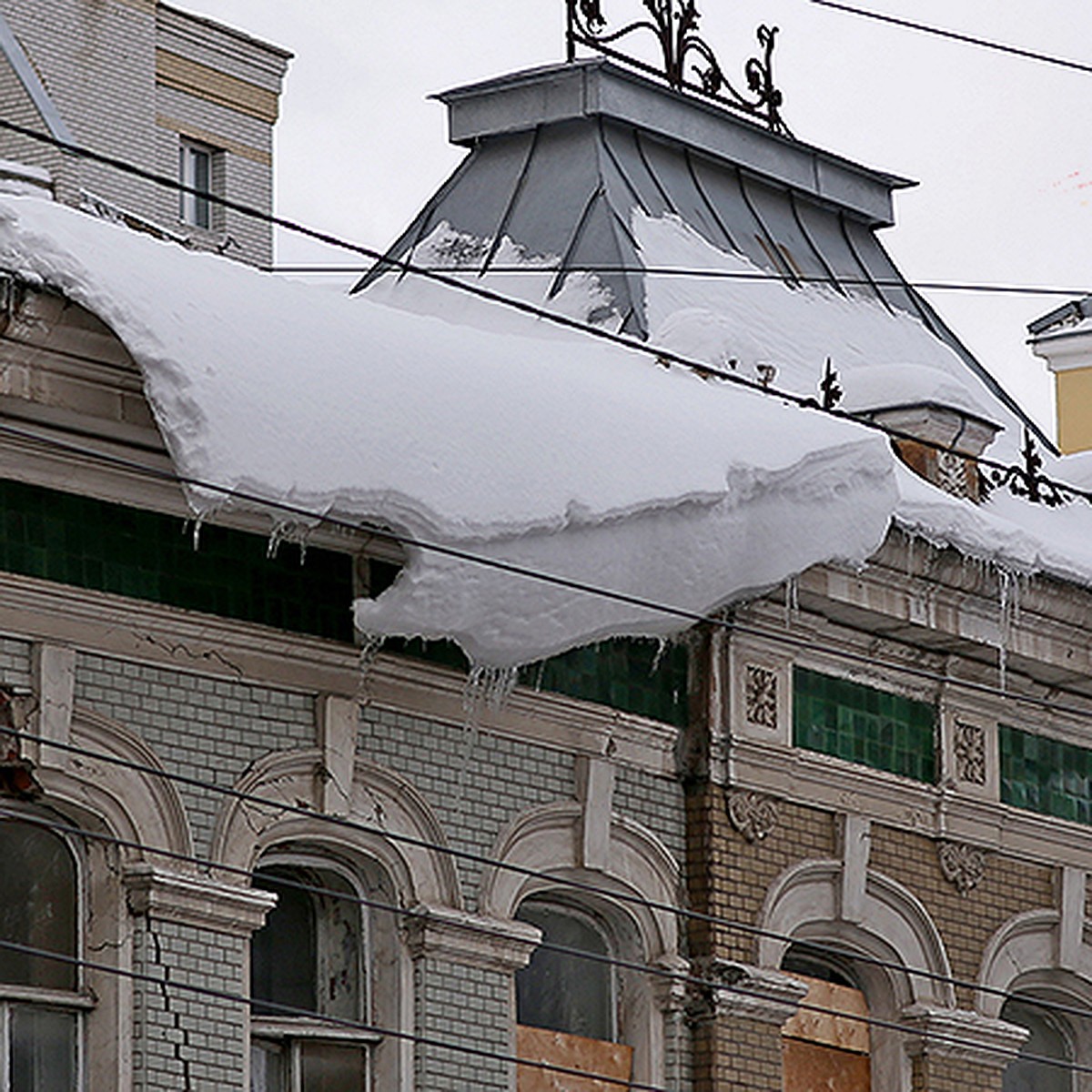 Осторожно, сосульки: В больницы попали уже трое саратовцев - KP.RU