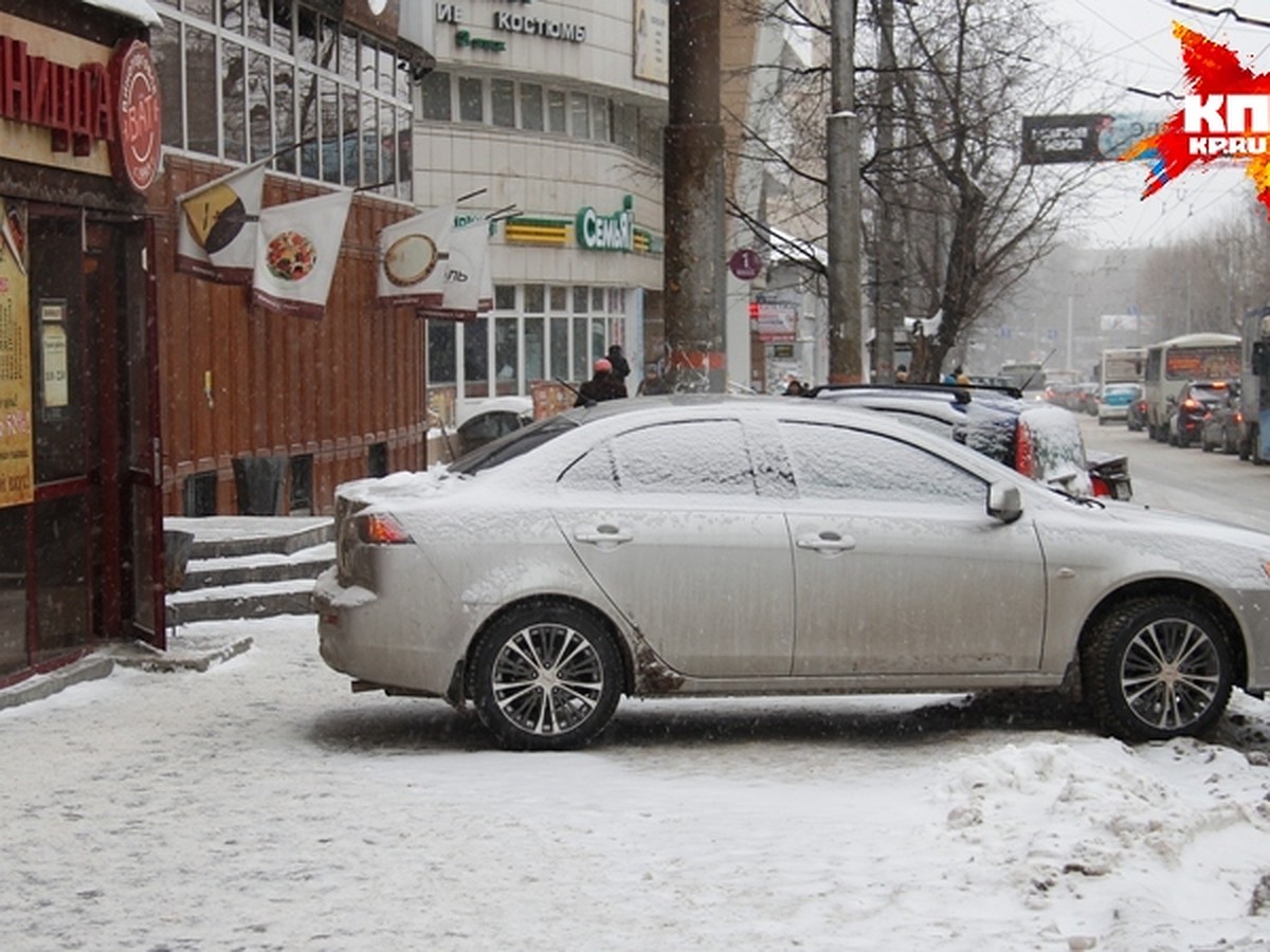 «Гении» парковки в Перми. В снегопад у людей помимо снежной каши было еще  одно препятствие - машины - KP.RU