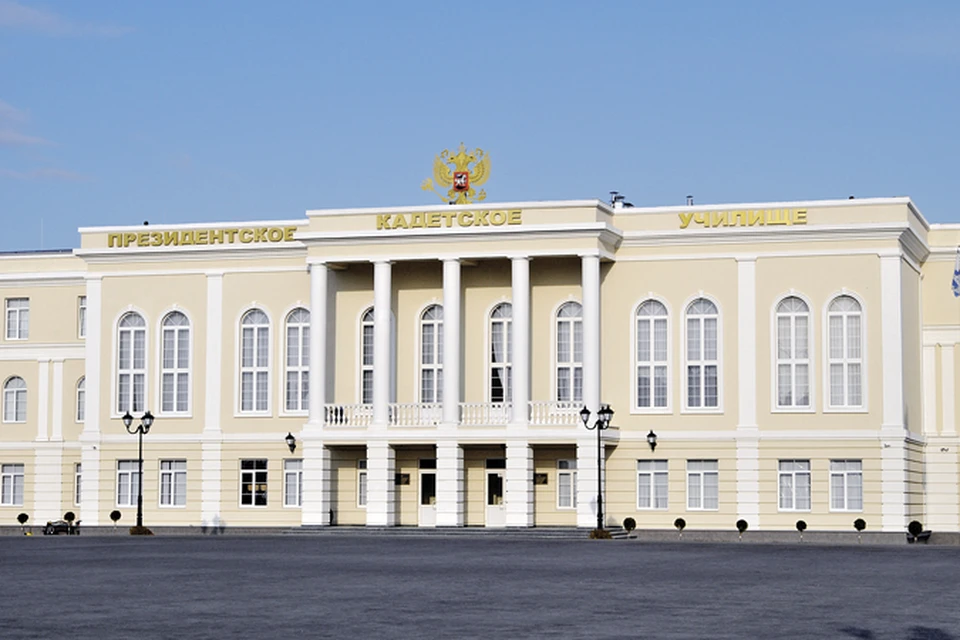 Здание кадетского училища в Севастополе - мощь и строгость.