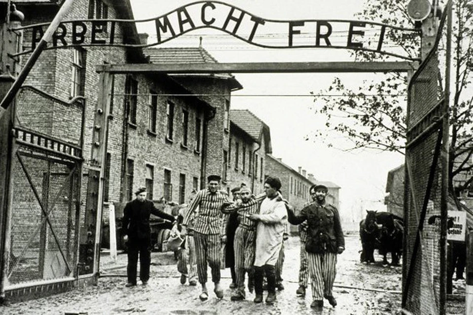 Советские солдаты открыли ворота Освенцима