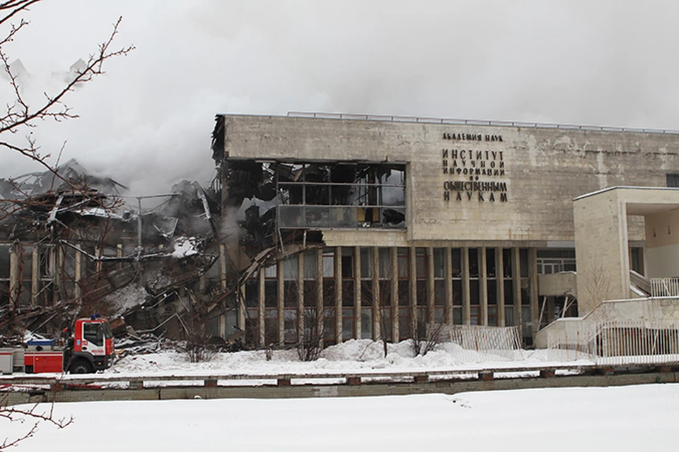 Библиотеку спасало более 200 сотрудников МЧС. Фото: пресс-служба Министерства чрезвычайных ситуаций